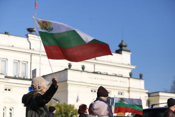 В кадър: Протест за мир и срещу изпращането на оръжия в Украйна