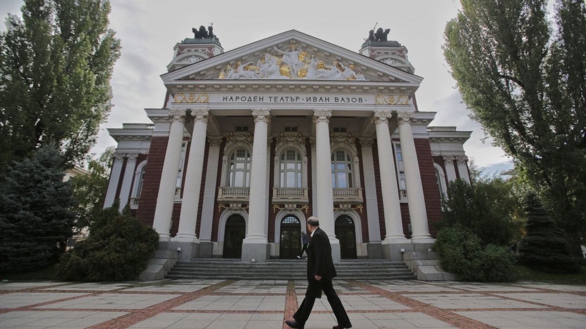 "Изчезвай". Как гръмна пушката, която отдавна виси на стената в Народния театър