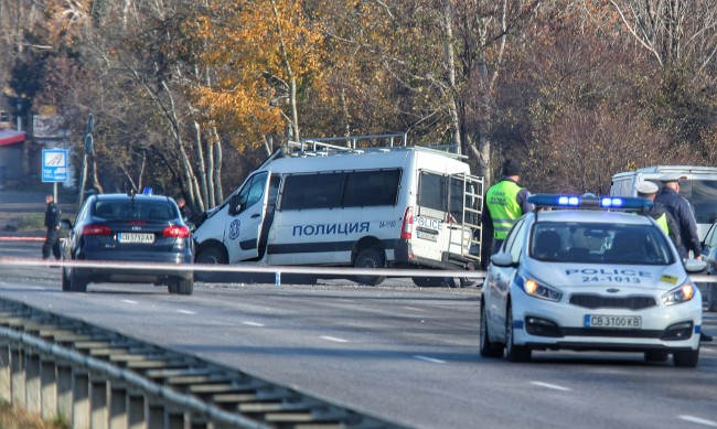 Пети ден се борят за живота на пострадалия при гонка полицай