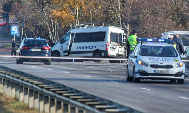 Пострадалият полицай остава в медикаментозна кома