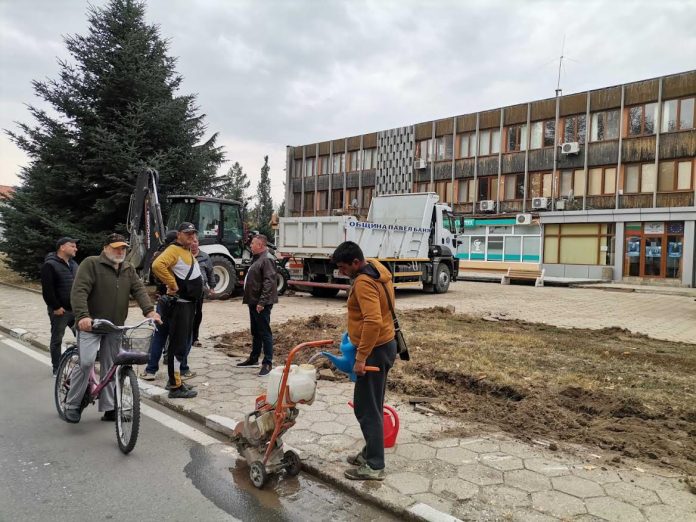 Продължава подновяването на тротоарната настилка в Павел баня