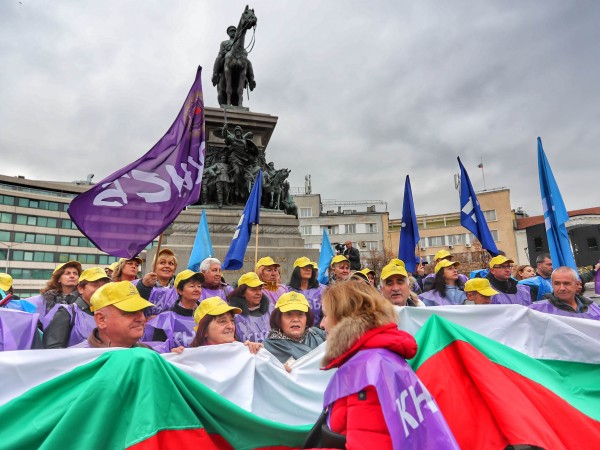 Протестиращите се събраха пред НС: Искаме достойно заплащане!