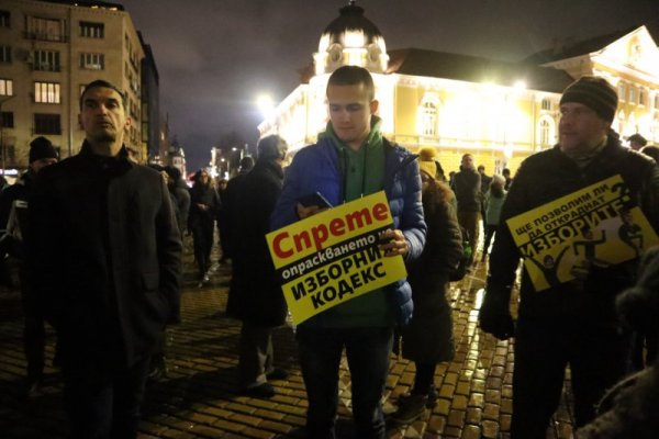 Петков пред протестиращите: Вътре борбата няма да е същата, ако ви няма вас отвън