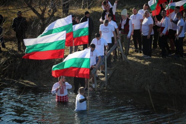 Все повече ентусиасти за Йордановден в Елин Пелин