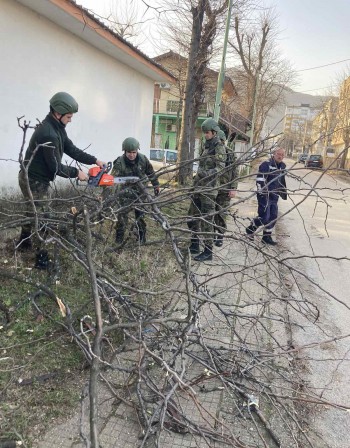 И военни помагат за щетите след бурния вятър във Враца