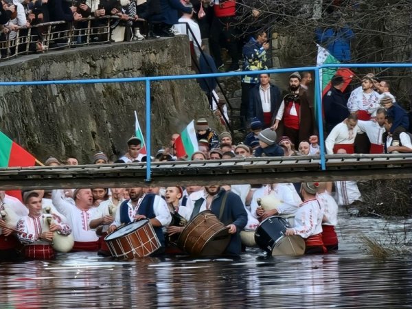 Мъжкото хоро нагази във водите на река Тунджа в Калофер