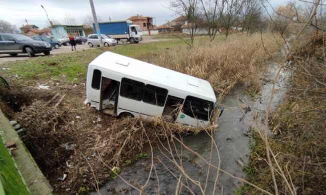 Пътнически автобус падна в река в с. Жельо войвода