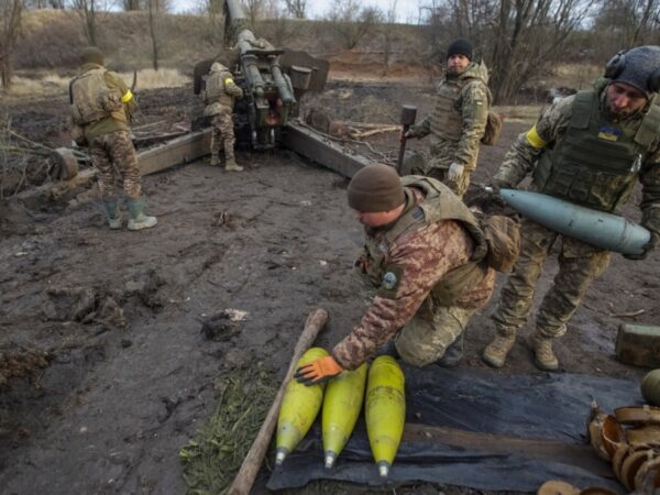 Украйна твърди за стотици загинали руски войници при експлозия в предградие на Донецк