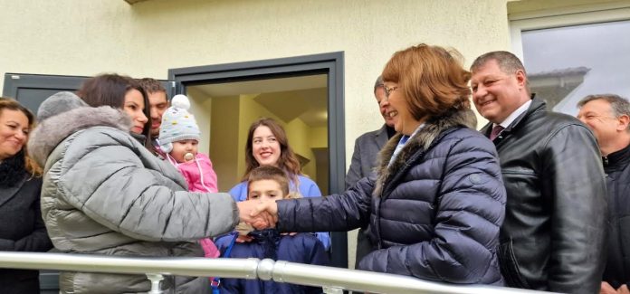 Кметът на Казанлък връчи ключовете на първите новодомци в новите социални жилища