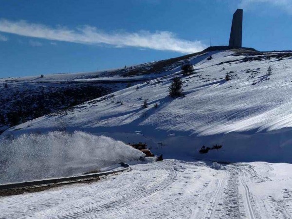 Над 150 машини чистят пътищата в районите със снеговалеж