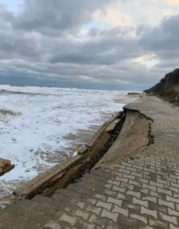 Пропадна част от крайбрежната алея в Обзор