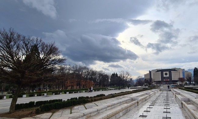 Слънчево, но студено време ни очаква в петък