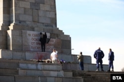 Съветският паметник в София осъмна изпочупен в деня на създаването на Червената армия