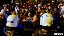 Арести и побой над граждани по време на шествие за 8 март в Истанбул