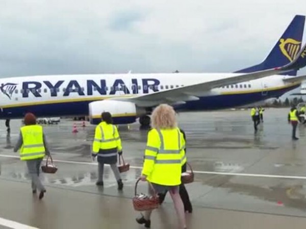 Първите летовници пристигнаха в Бургас от Варшава