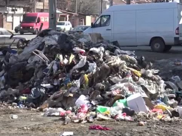 Чистят спешно "Столипиново", ромите възмутени от боклука