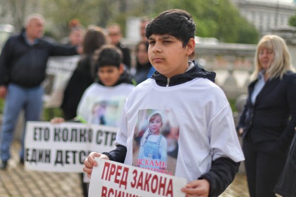 В кадър: Протест на загубили децата си в катастрофи