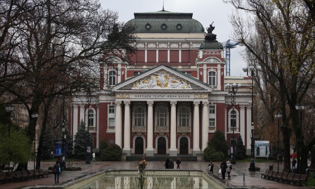 Времето остава облачно и през уикенда, на места ще вали