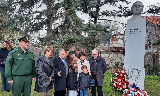 Далеч от НС: Митрофанова полага цветя на паметника на Гагарин