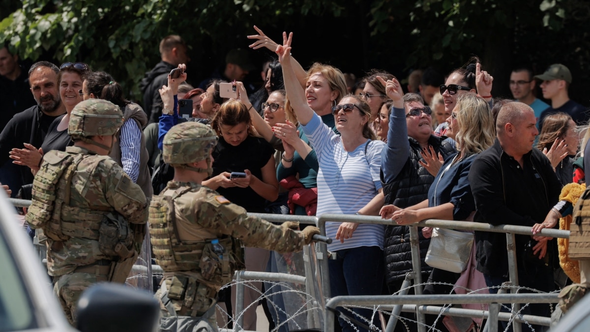 Албанци, сърби и натовски войници. Защо има напрежение в Косово