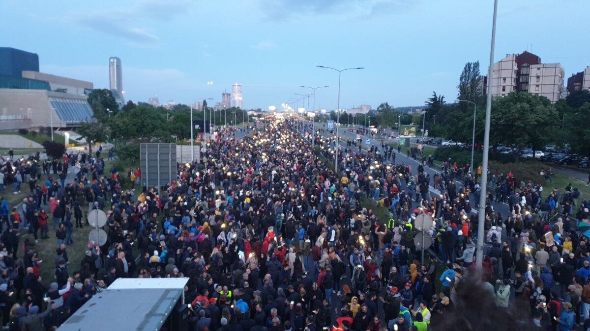 Десетки хиляди сърби осъдиха с нов протест отговора на властите след масовите стрелби