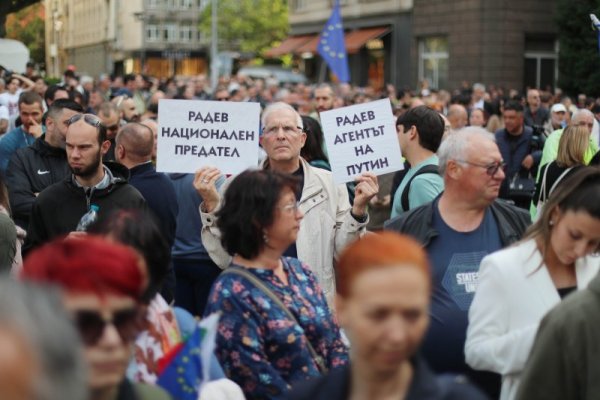 Протест пред Президентството, скандират "Тук не е Москва"