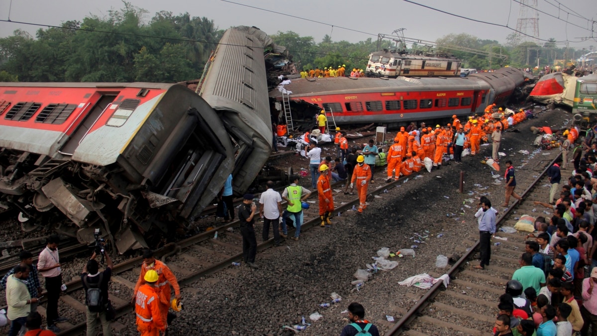 Жертвите на влаковата катастрофа в Индия вече са около 300. Ранените надхвърлиха 1000 души