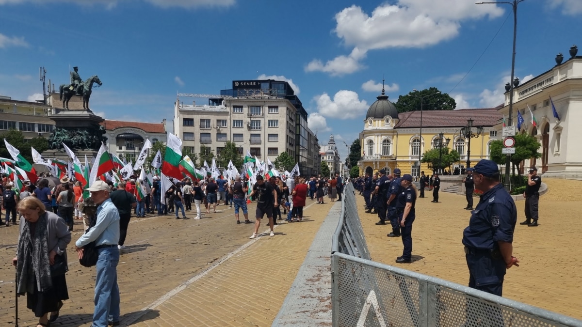 Привърженици на проруски партии протестират срещу редовния кабинет