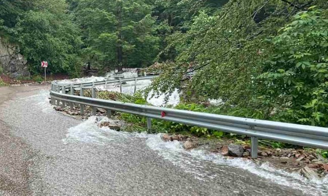 Придошли води заляха пътя Враца-Ботевград