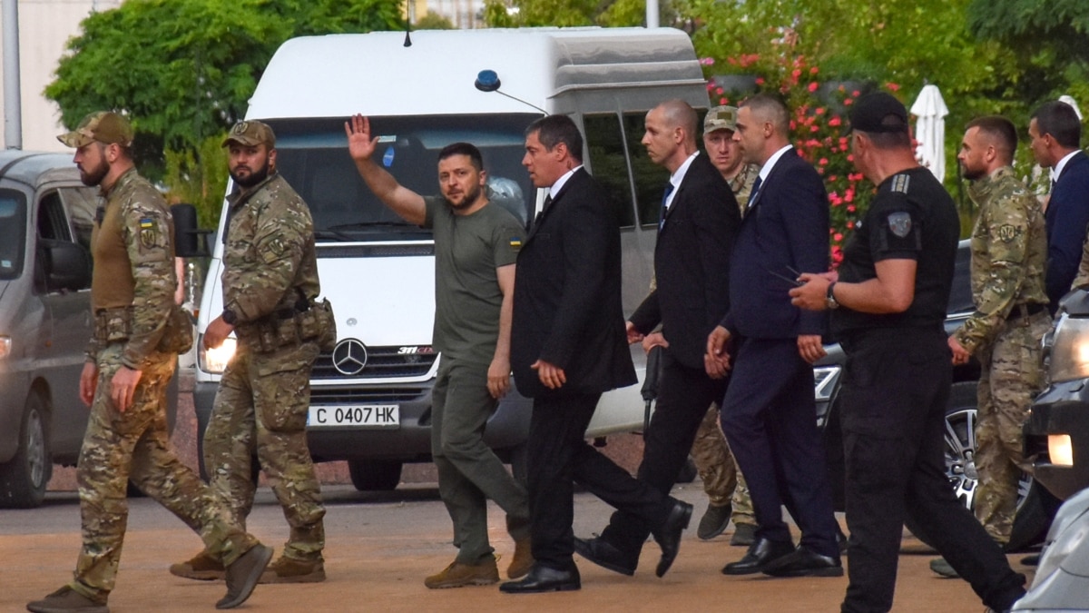 "Войната е на нашата земя". Радев нарече войната "конфликт", а Зеленски го поправи