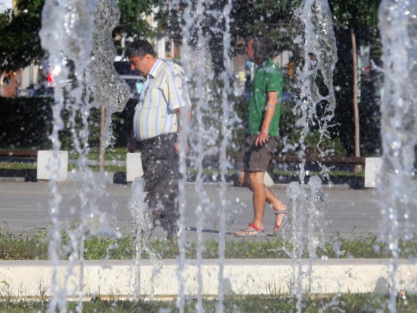 Кардиолог: Поне 1,5 литра вода в жегата, дори да не сте жадни