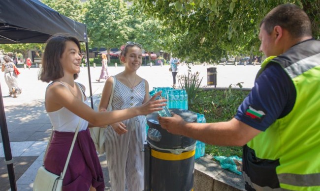 Раздават безплатна вода в София заради жегите