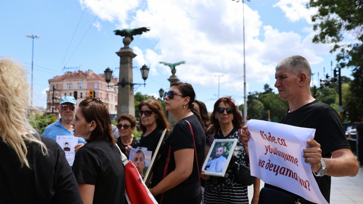 "Ако институциите работеха". Близки на загинали при катастрофи протестираха в София