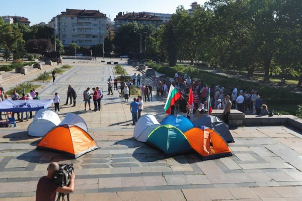 В кадър: И днес бранят МОЧА срещу демонтирането му