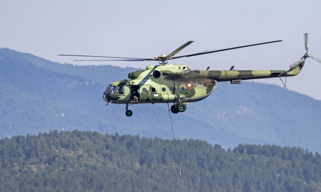 Военни гасят голям пожар край Хисаря