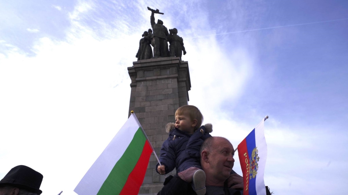 Нова крачка към преместването му. Кабинетът промени статута на съветския паметник в София