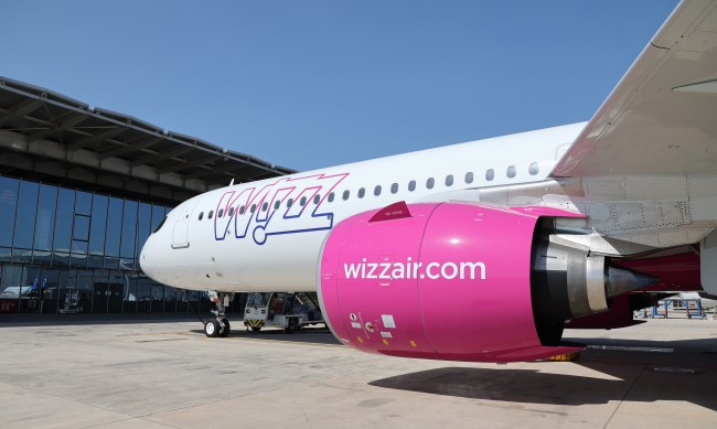 С пакетче бисквити и вода: Wizz Air отново заряза българи в чужбина