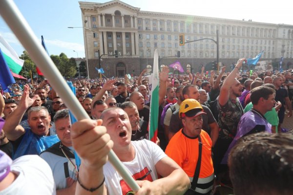 В кадър: Протестът ексалира, пробваха атака на МС