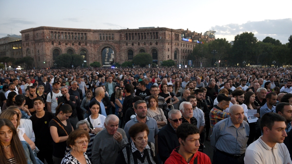 Десетки са задържани при антиправителствените протести в Армения