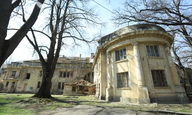 Ремонтират фасадата и покрива на банята в "Овча купел"