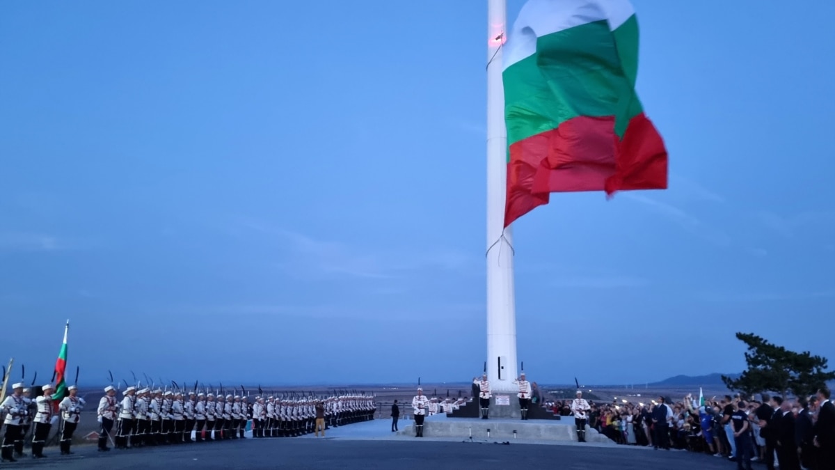 Фундаментът на новия пилон, който Радев откри, е незаконен, съобщи Дневник