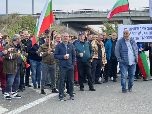 Градче изникна на АМ "Тракия", протестът вече е безсрочен