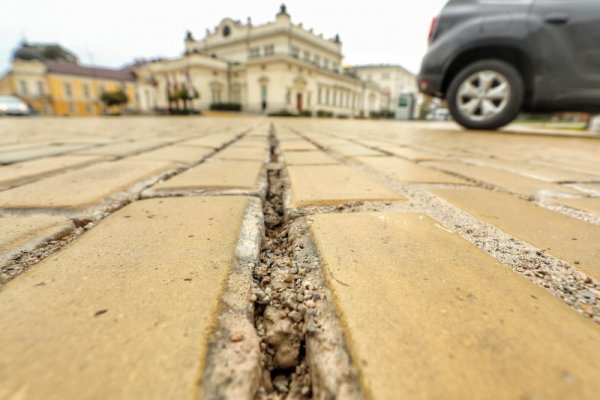 В кадър: Оправия с жълтите павета няма, пак "потънаха" и се разместиха