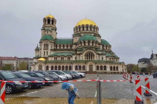 В кадър: Под дъжда оформят пешеходната зона около "Св. Александър Невски"