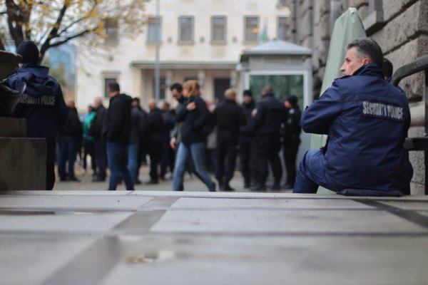 Вместо за обяд, полицаи излязоха на протест в София