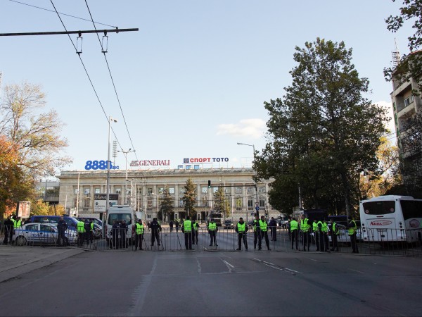 Засилено е полицейското присъствие пред Националния стадион заради мача