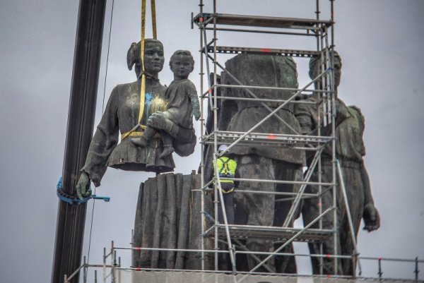 В кадър: Свалиха и жената с детето от МОЧА