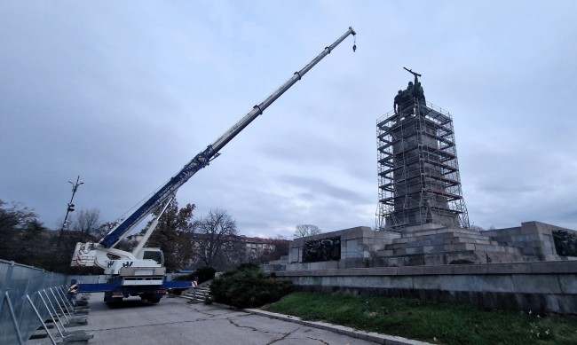 Демонтаж на Паметника на Съветската армия, полиция и кран на мястото