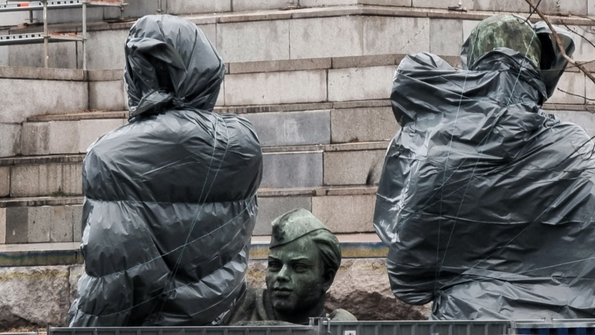 Демонтираните фигури от съветския паметник са преместени в село Долни Лозен