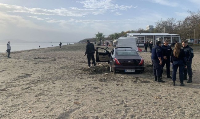 Луксозна кола заседна на Северния плаж в Бургас